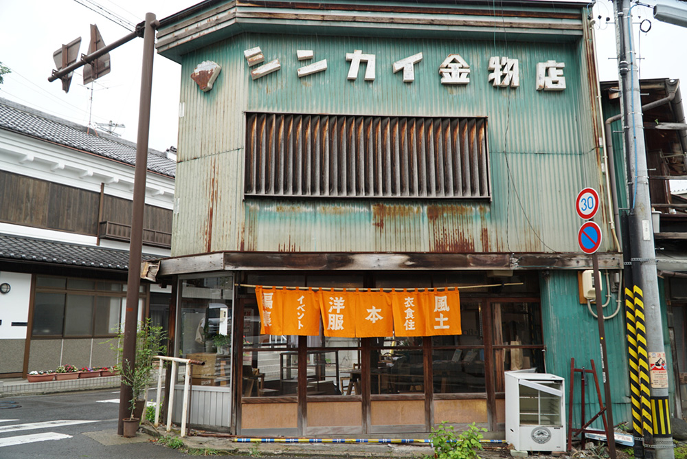 建物外観　看板　「やってこ！シンカイ」長野県長野市　とちぎのしゅし　